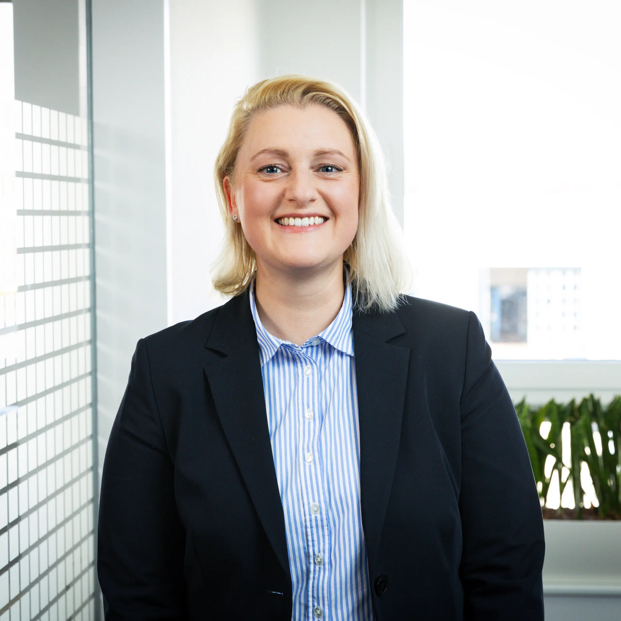 Stephanie Bayer im Büro