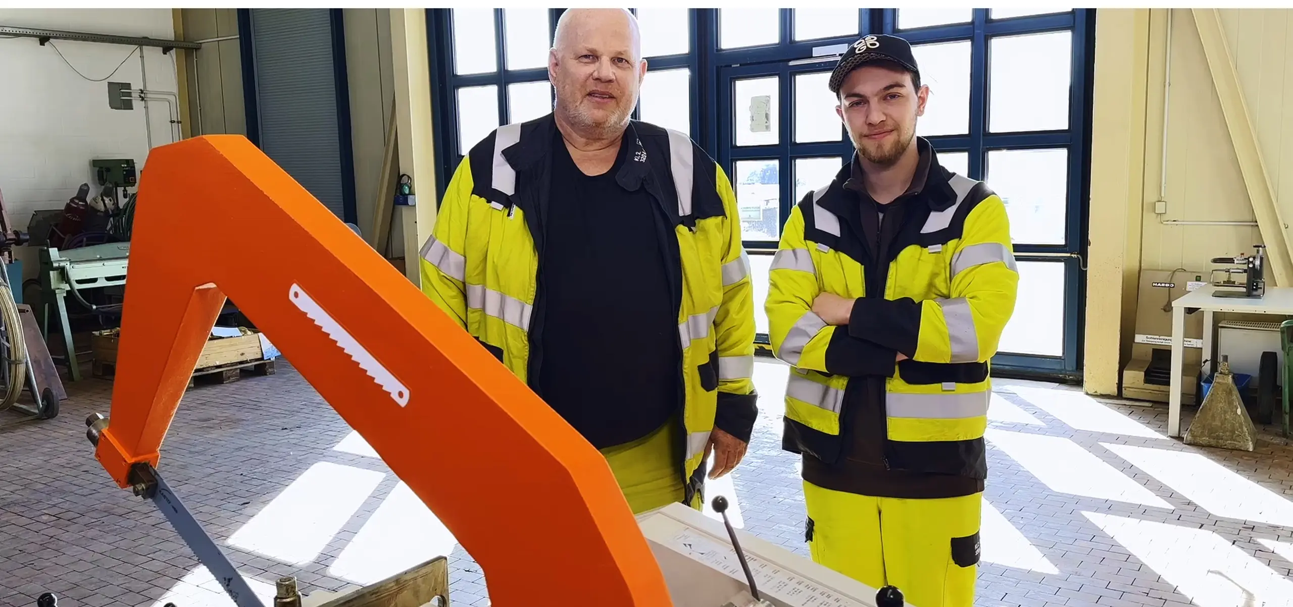 Zwei Mitarbeitende in der Werkstatt.