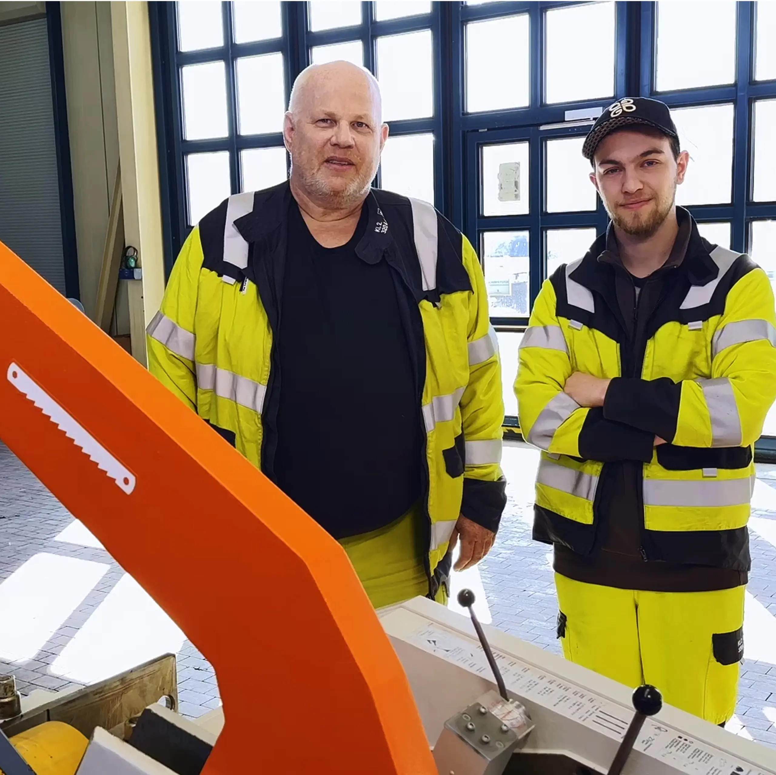 Zwei Mitarbeitende in der Werkstatt.
