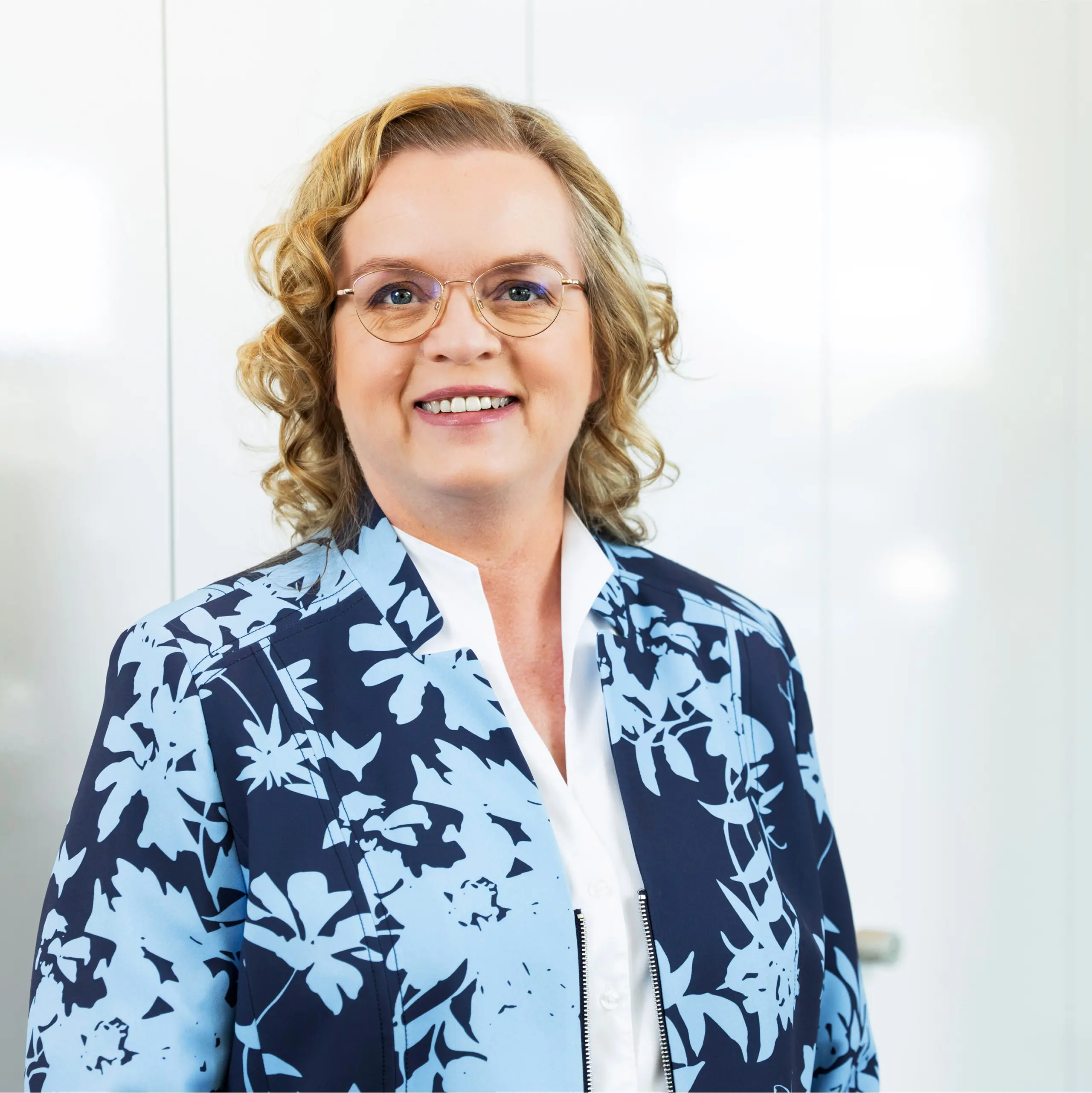 Bild von Sprecherin der Geschäftsführung Vera Steiner im Büro