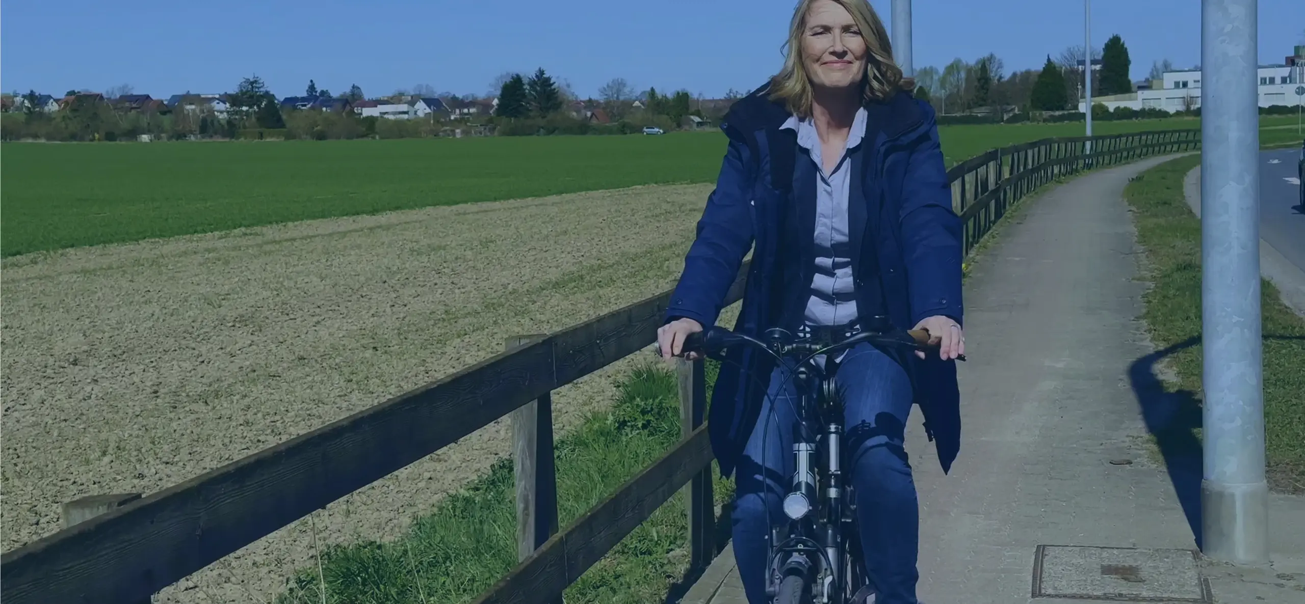 Mitarbeiterin Kathrin Morscheck mit dem Fahrrad auf dem Weg in das Verwaltungsgebäude.