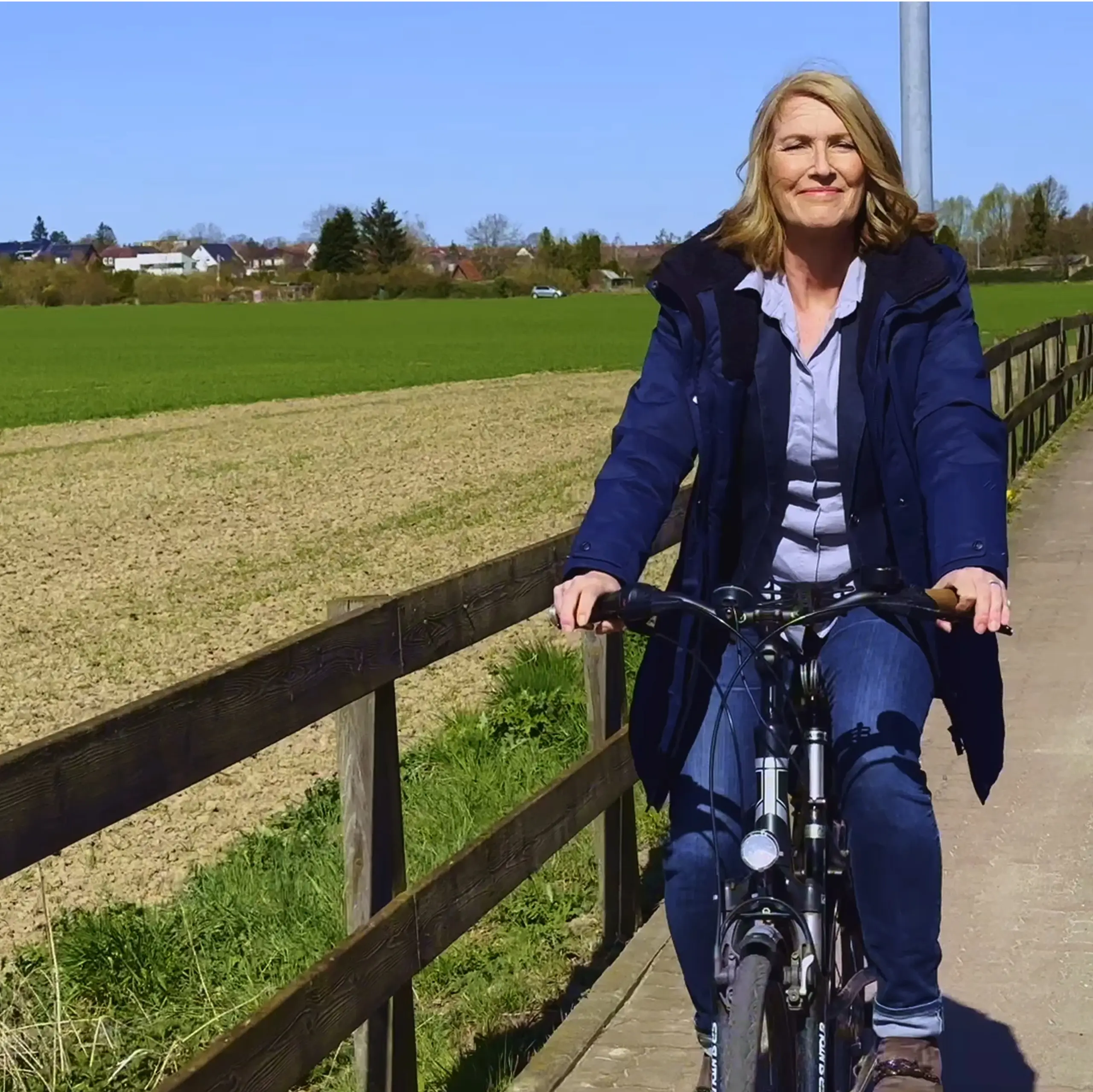 Mitarbeiterin Kathrin Morscheck mit dem Fahrrad auf dem Weg in das Verwaltungsgebäude.