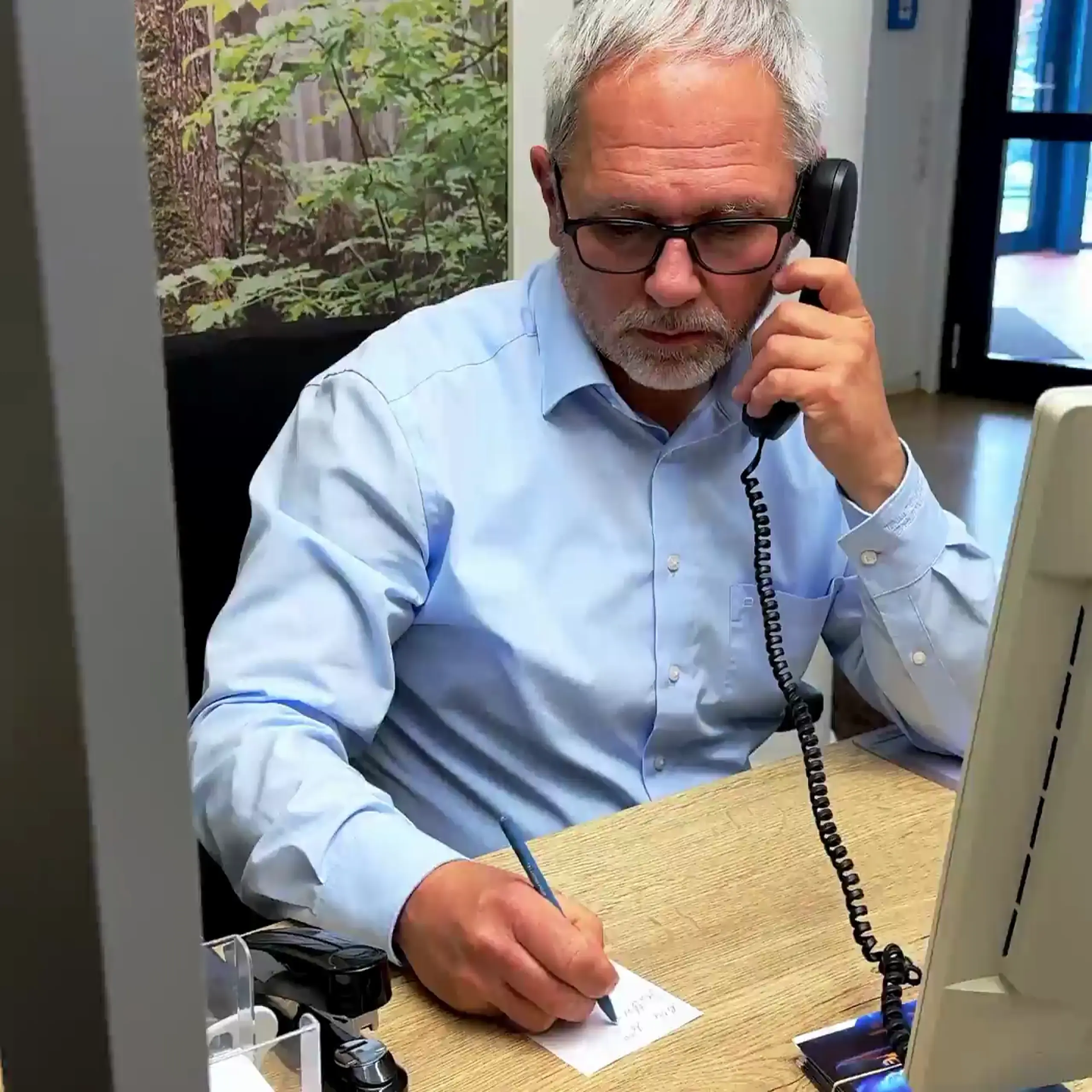 Mitarbeiter der Stadtwerke im Servicegespräch am Telefon.