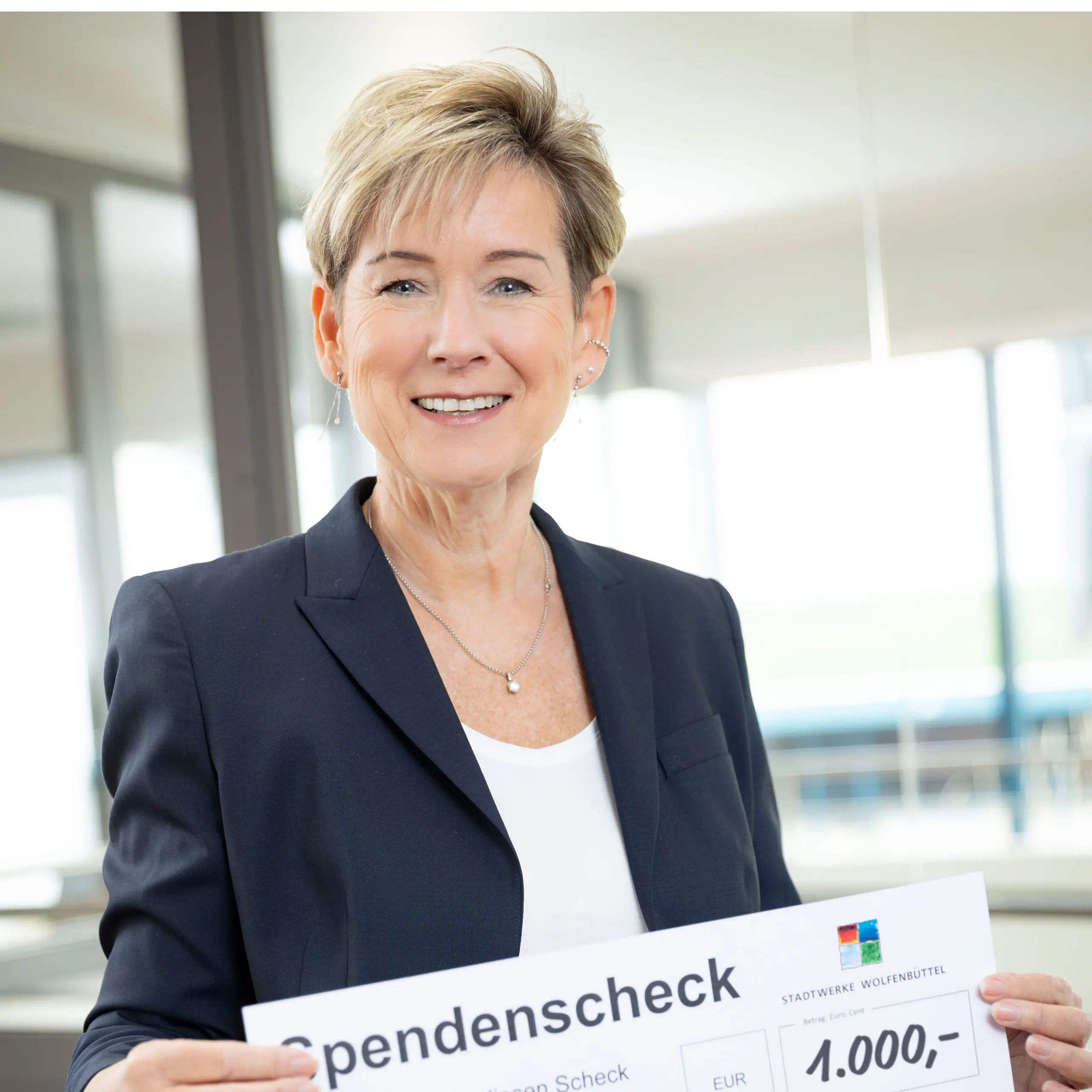 In der Verantwortung gegenüber der Stadt: Marketingleiterin Kerstin Hecker mit Spendenscheck.