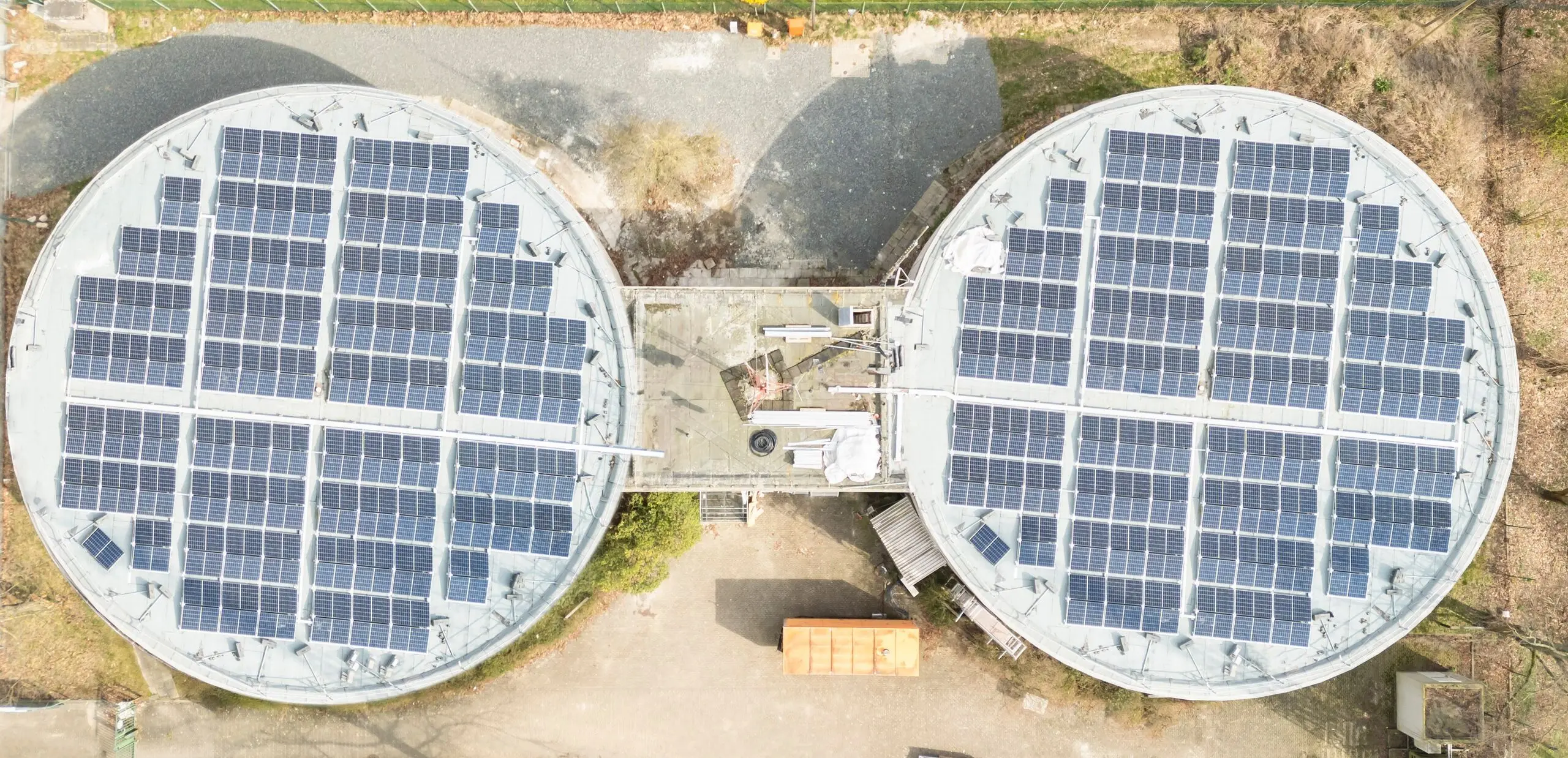 Luftbild der beiden Trinkwasserbehälter mit PV-Anlagen auf den Dächern.