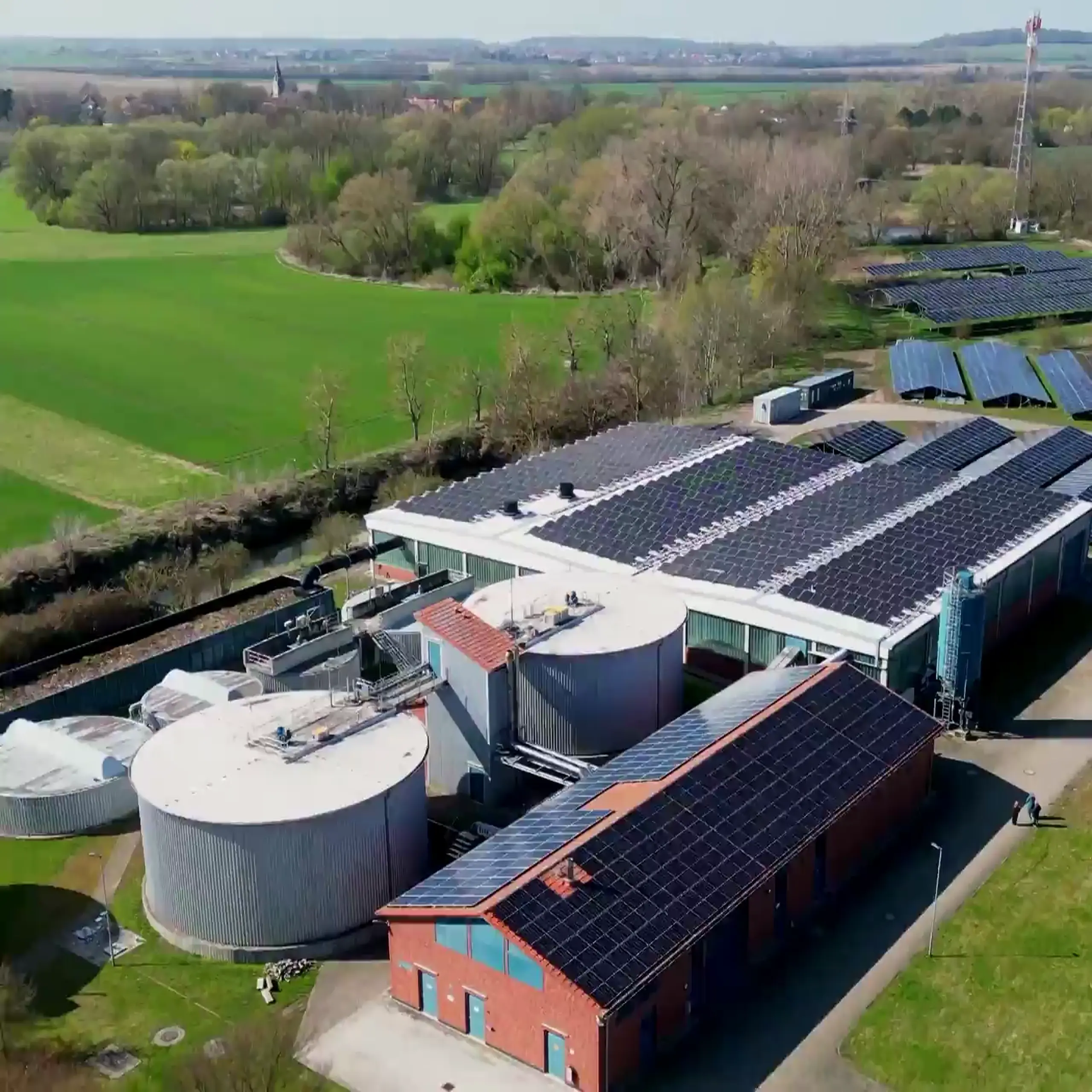 Luftbild des Wasserwerks Wolfenbüttel mit großflächigen Photovoltaik-Dachanlagen.
